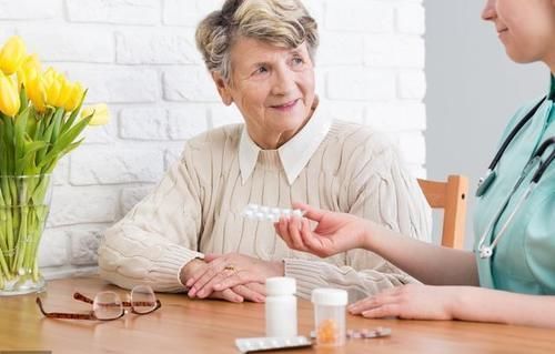 建议中老年人:不管去哪旅游,行李箱要带这4样,旅途舒适不受罪