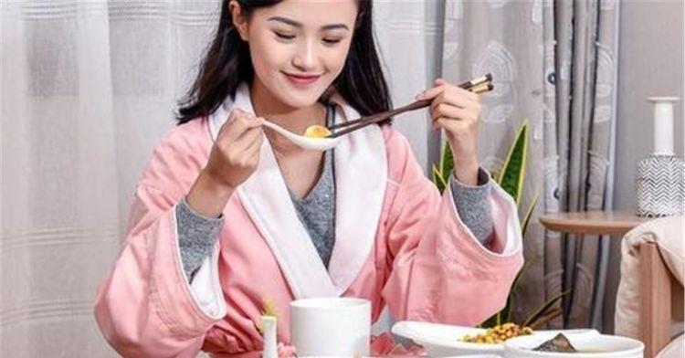 泌乳|双胞胎兄弟,一个从小喝母乳,一个喝奶粉,长大后差距太明显