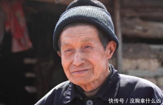 老人打扫祠堂时发现一本族谱,经专家鉴定全村都是皇室后裔!