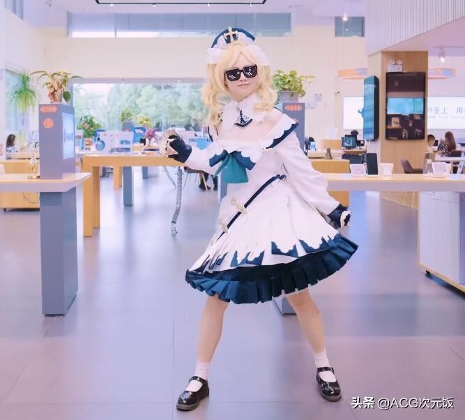 二创|B站上的官方号COS原神芭芭拉,客服小姐姐换泳装!玩家:想被踩