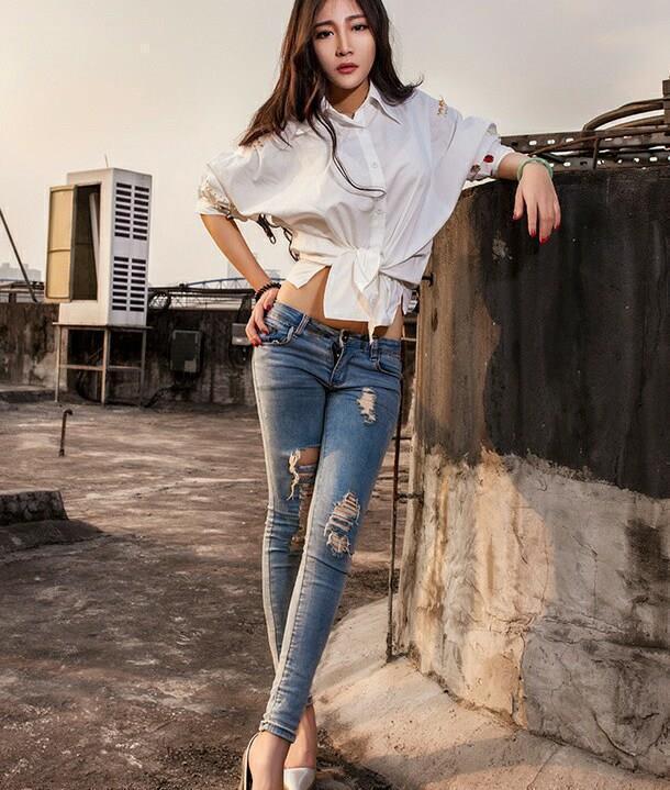 牛仔裤|美女身穿白色吊带，搭配紧身牛仔裤，衬托得十分清纯