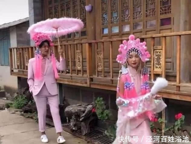 婚纱照|男子穿着粉红的的衣服,和女子拍婚纱照,网友:新郎的表情亮了