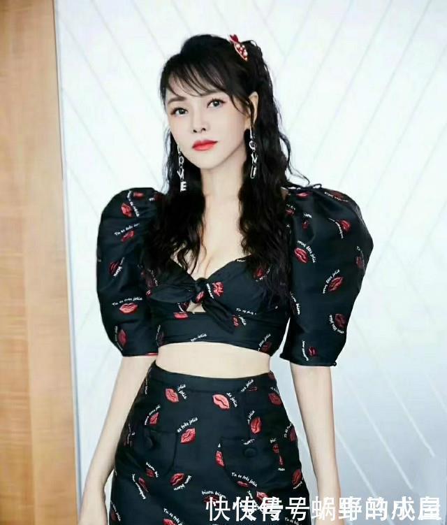 洋气|50岁女人不想显老？别留直发！今年换上3种“冻龄卷”，洋气减龄