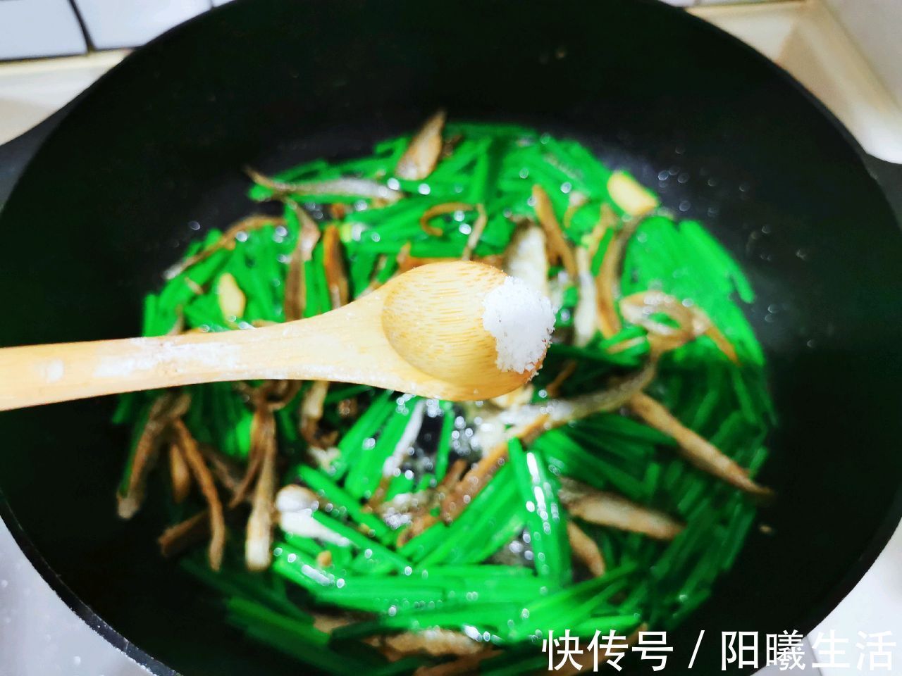 炒制|韭菜苔炒小鱼干,美味可口,营养健康