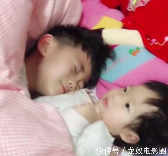哥哥|哥哥睡觉时被2胎妹妹吵醒,看到接下来的一幕,妈妈要被暖炸了