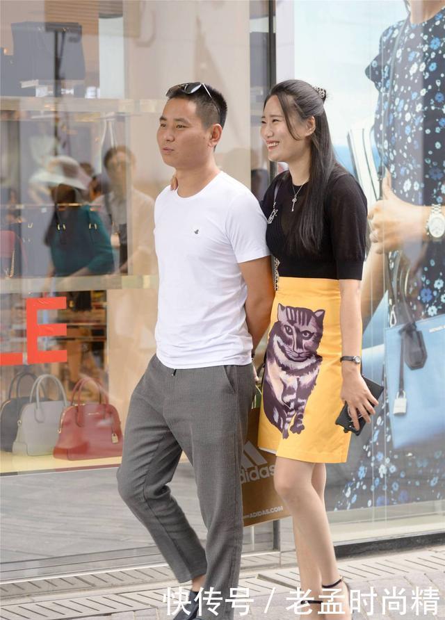 选择一双|街拍:和男生一起逛街,要穿高跟鞋才像约会,但是鞋子高度要掌握好