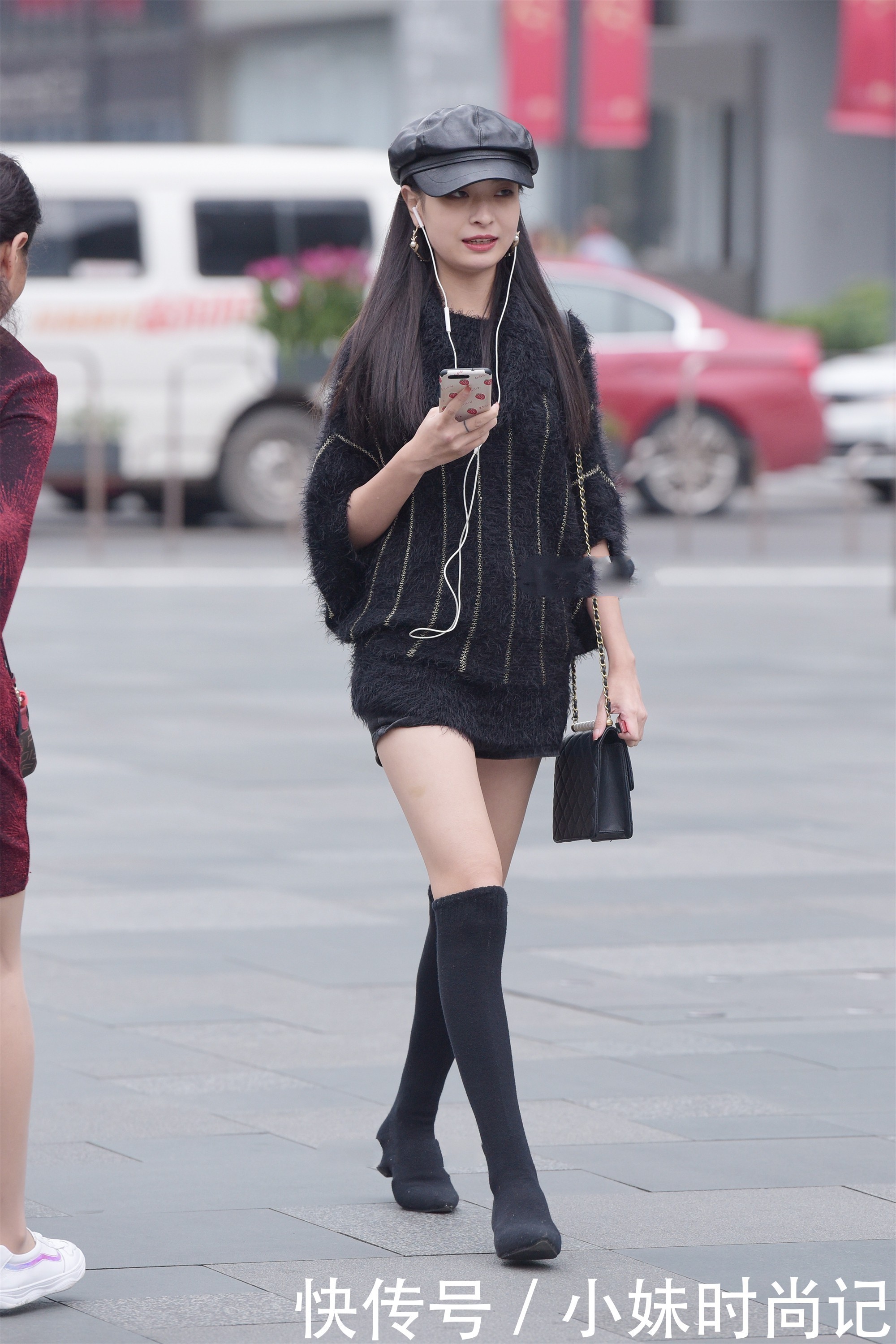 同色|街拍:长款毛衣搭配袜靴, 同色搭配更显高级气质