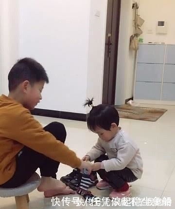 左一|2岁妹妹吃了哥哥的作业,老实坦白却下手无情,网友:家长失职