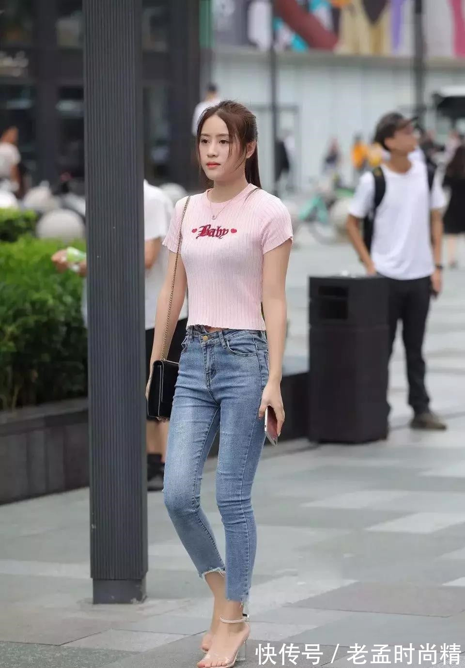 牛仔裤|街拍: 牛仔裤搭配粉色T恤, 穿出优雅女人味, 一笑起来还蛮迷人的