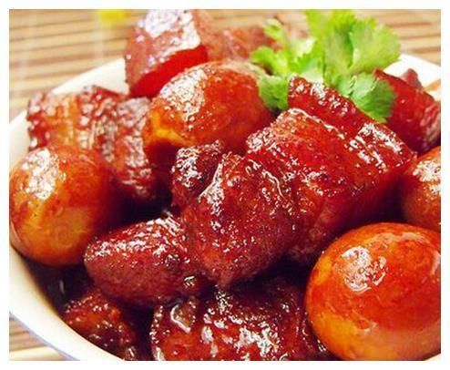 元宝红烧肉，溜肥肠，葱香猪耳朵，蚝油海鲜菇的做法