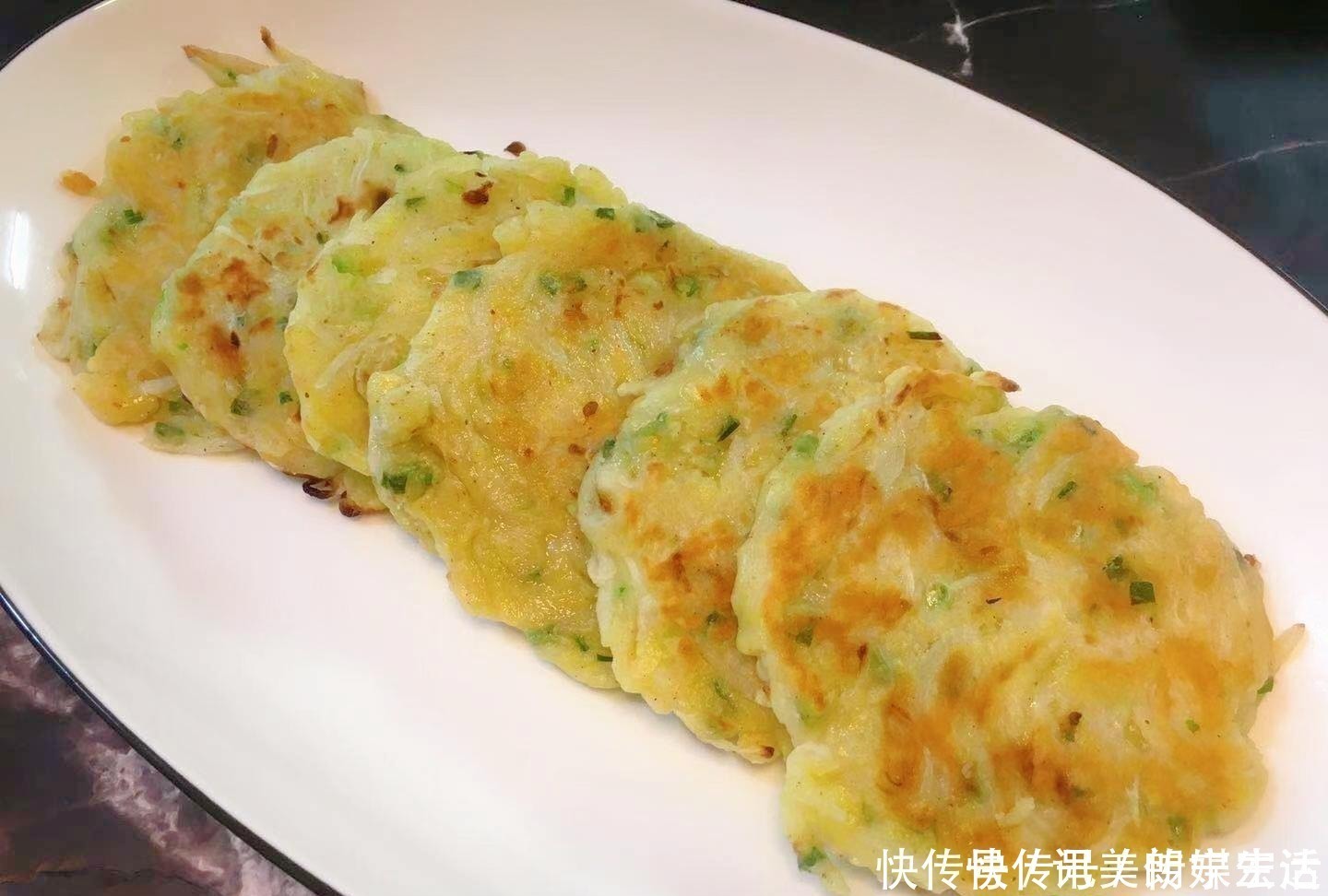 阿姐|半根萝卜一个鸡蛋,用筷子搅一搅,5分钟搞定全家人的早餐