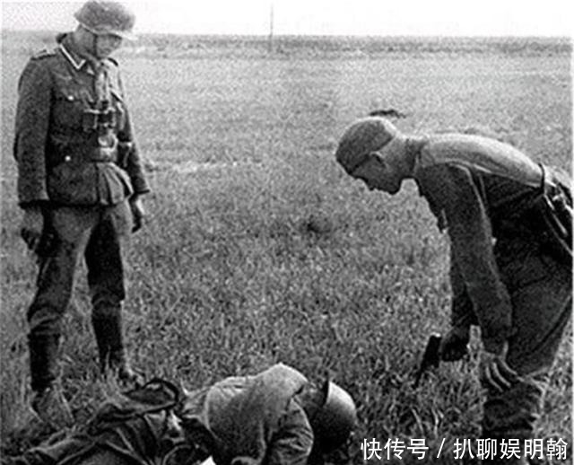美军|二战老照片:德军从美军尸体上扒靴子,炮火下小红军成唯一幸存者