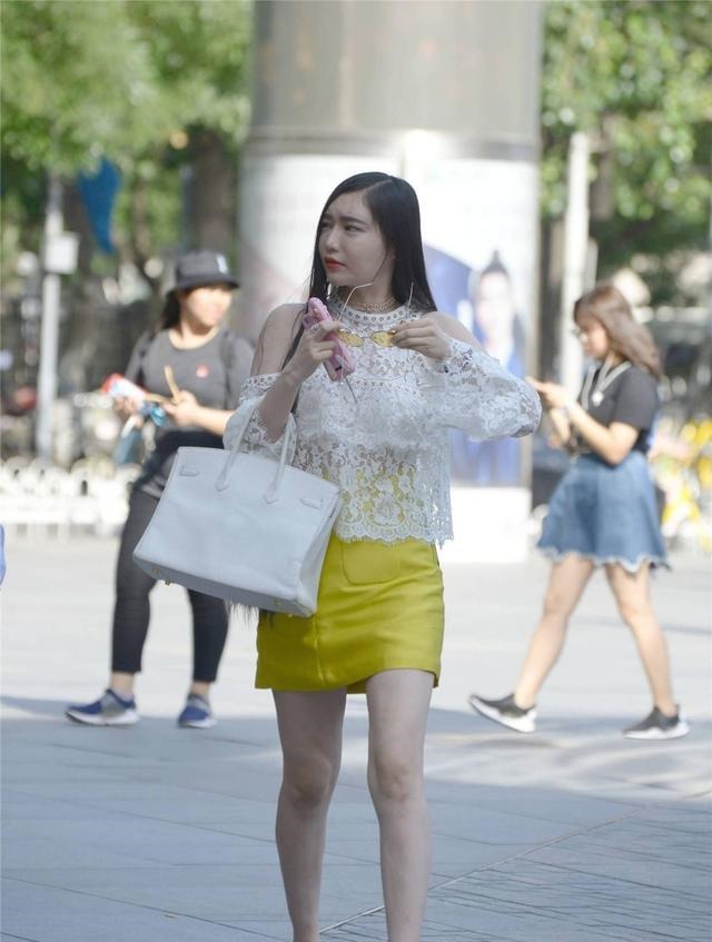 美女 精致的短裙穿搭,简约风格还衬托出时尚大气!