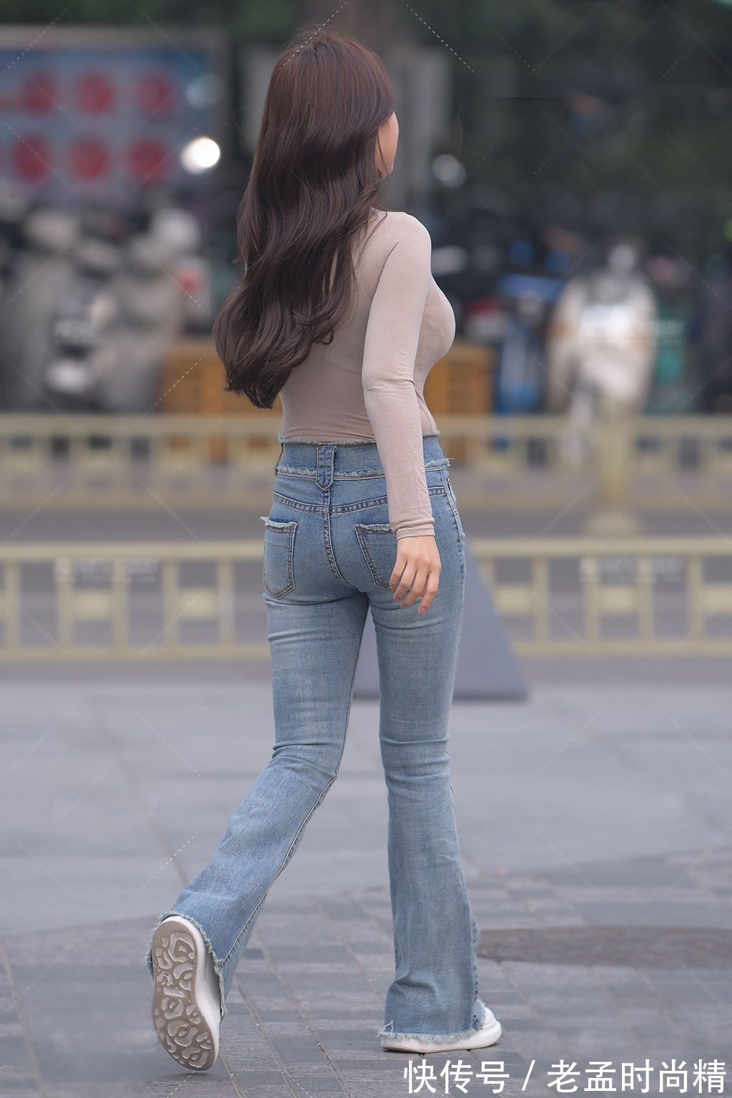 洋气|打底衫是女生初秋必搭的款，配牛仔喇叭裤，简约修身又美丽洋气