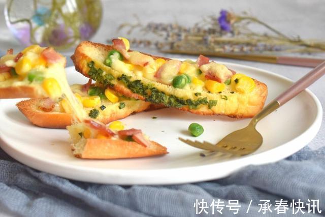 芝士香葱面包迷你披萨，食材简单味道绝佳，一点都不费劲