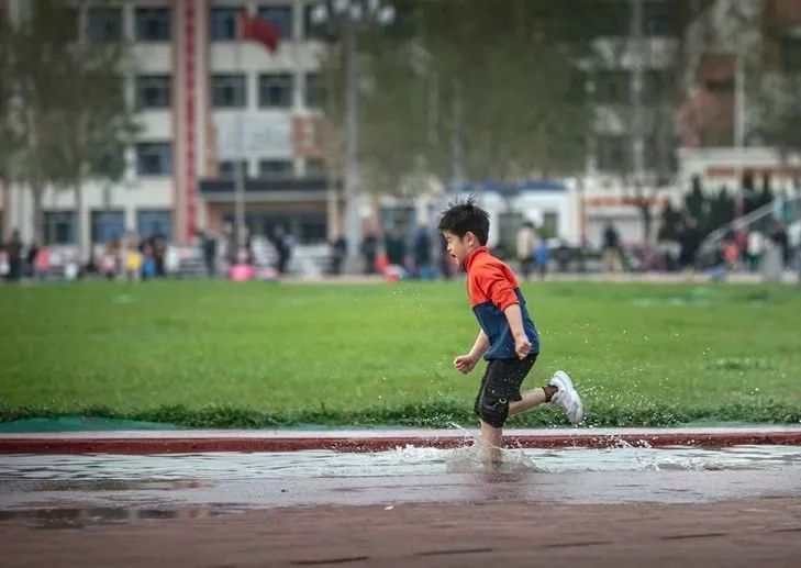 翅膀|奔跑少年诗词20首:今天小试双翅膀，何日腾翔阵蛟龙?