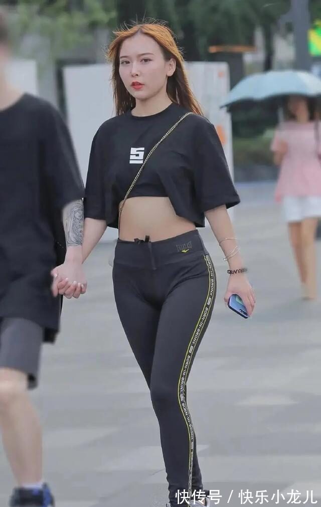 舒适 打底裤的装扮轻松穿出女神风格,显得十分的时尚优雅