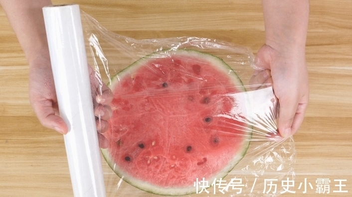 果糖|隔夜西瓜能吃吗?包保鲜膜冷藏会不会坏?别吃错了,不然自己受罪