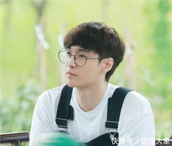 张艺兴 杨紫现身《向往的生活》,被张艺兴叫姐姐穿同款,在线辟谣绯闻