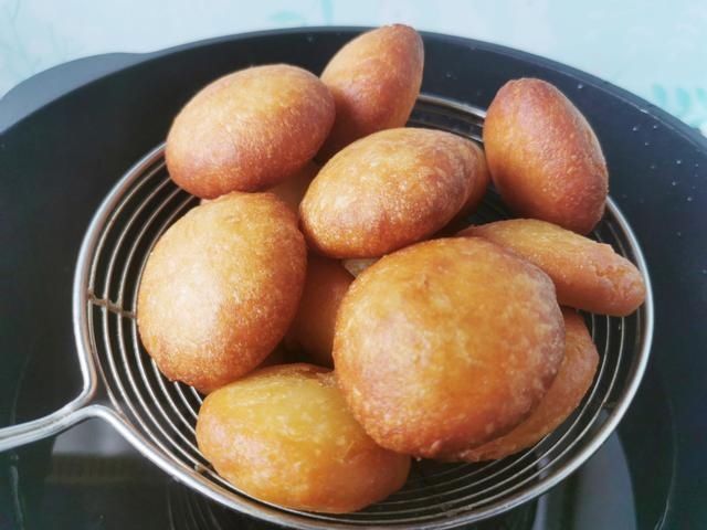 面粉中倒入开水搅一搅,做出来的糖糕个个空心鼓大泡,外酥里软