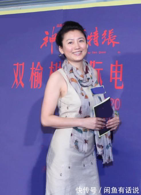 连衣裙|53岁王小丫素颜亮相,穿连衣裙配丝巾低调朴素,骨子里透着知性美