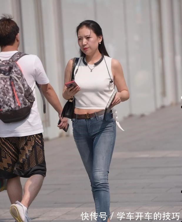 丝绒 白色无袖上衣搭配露踝打底裤,简约大方,整体看起来轻熟知性!