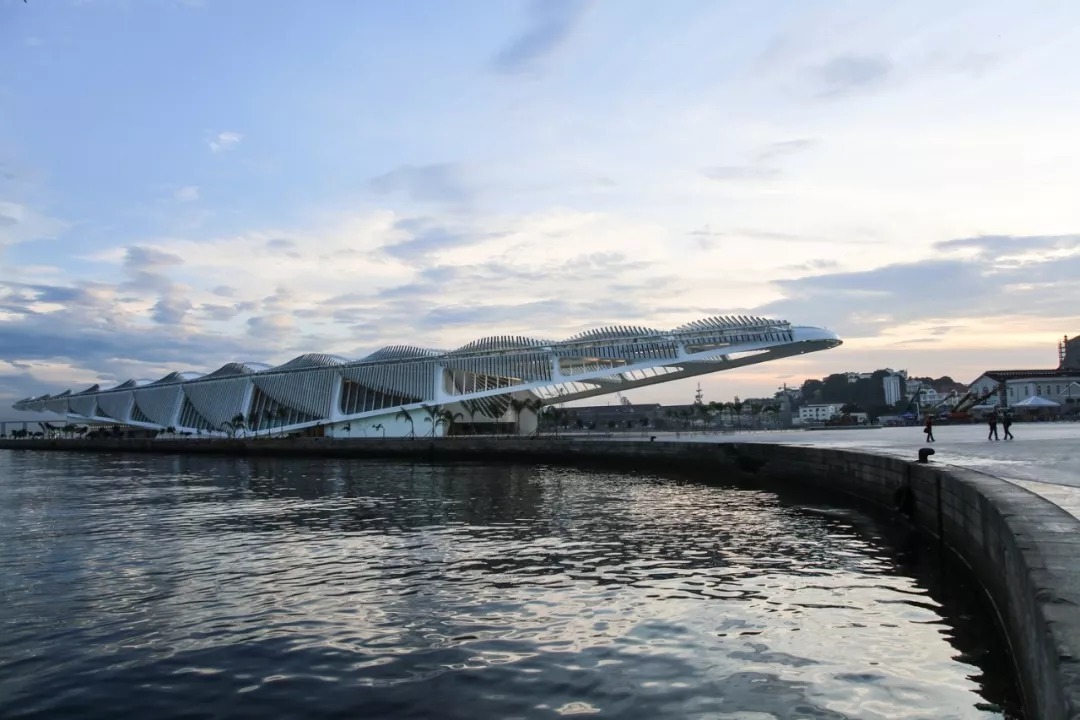 建筑|唯有鬼才,才敢让建筑飞起来!