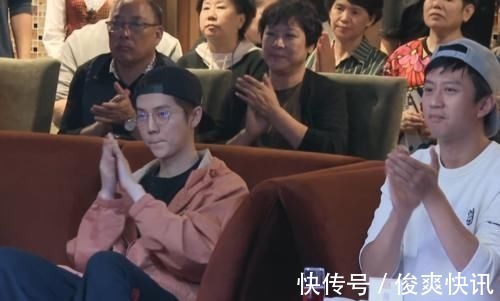 鄧超陳赫等人聊天時,鹿晗頭上的帽子尤為搶鏡,這不是那誰的?