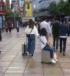 |搞笑GIF:在地下停车场还敢开这么快?真的是不怕!