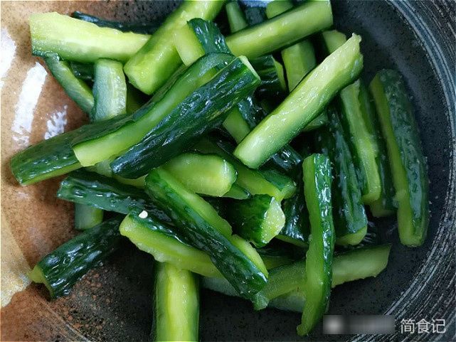 开春后，腌黄瓜有窍门，先加盐是大错！这样做，黄瓜更脆更入味