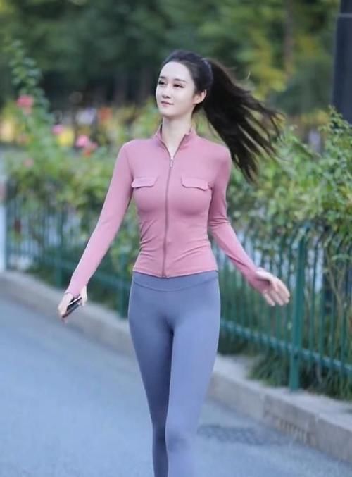 大长腿|蓝色瑜伽裤的穿搭，美女的大长腿被轻松秀出来，前凸后翘太吸睛