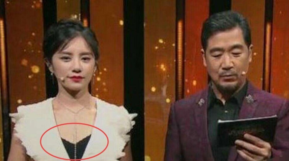 美女主持穿衣失误，少穿一件衣服，同台张国立硬是60分钟没转头！