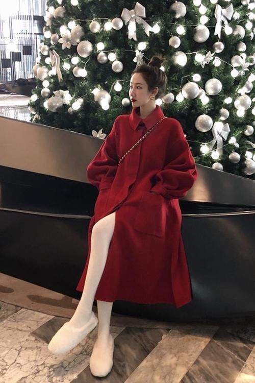 复古红 除了“高级灰”,“复古红”也有高级感,搭配各种单品很时尚