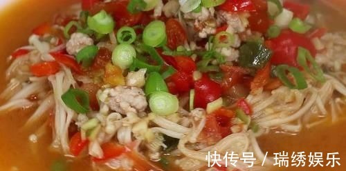 1把金针菇,2个西红柿,锅里一扔,老保姆拿手绝活,全家抢着吃