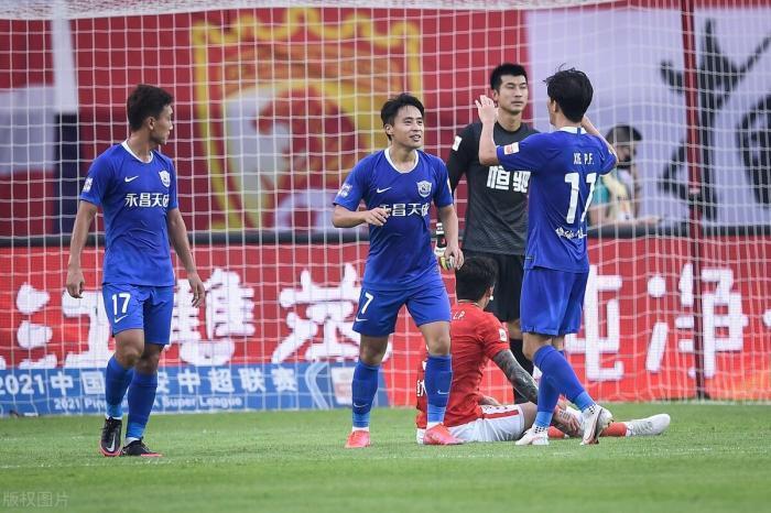 广州队|沧州雄狮本轮溃败广州队,球队却仍有新收获,久违之人造两球爆发