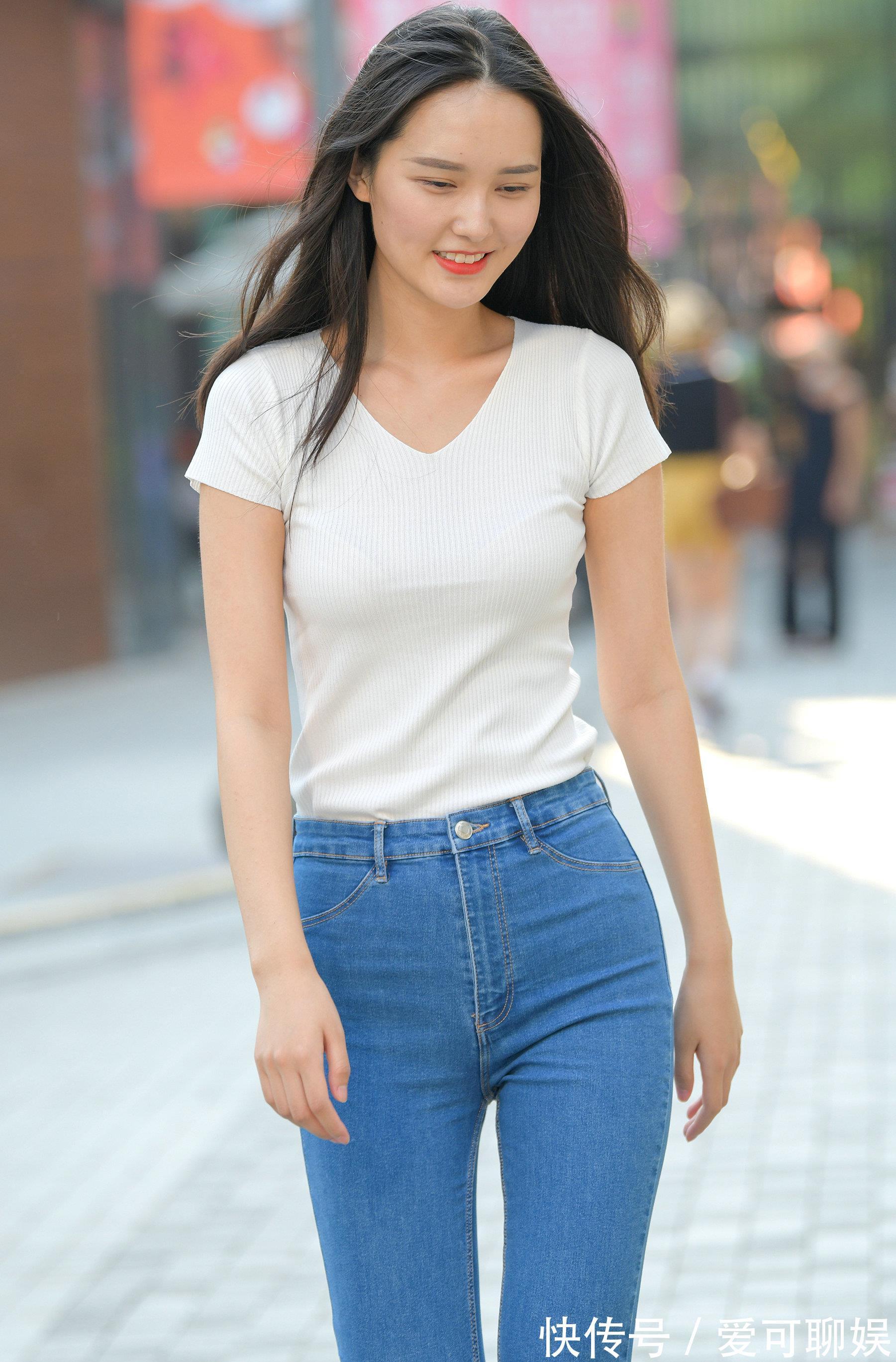 牛仔裤|给人以干净清爽的针织上衣,搭蓝色牛仔裤,穿出女生知性成熟魅力