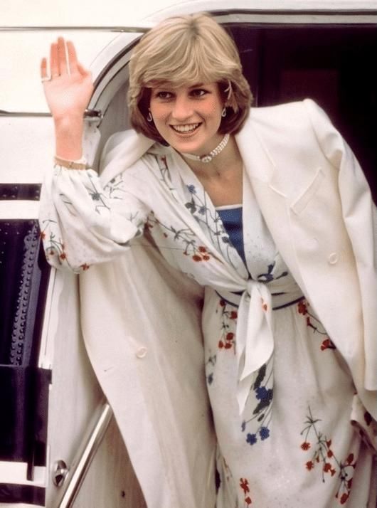 ?今年流行的“复古风”，三四十岁的女人照着穿，优雅大气还显气质