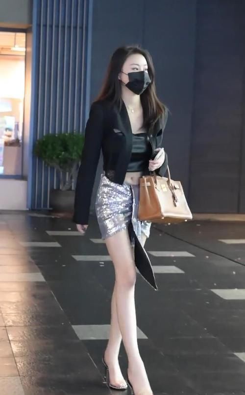 银色的小裙，减龄又拉风，看着像都市女郎！