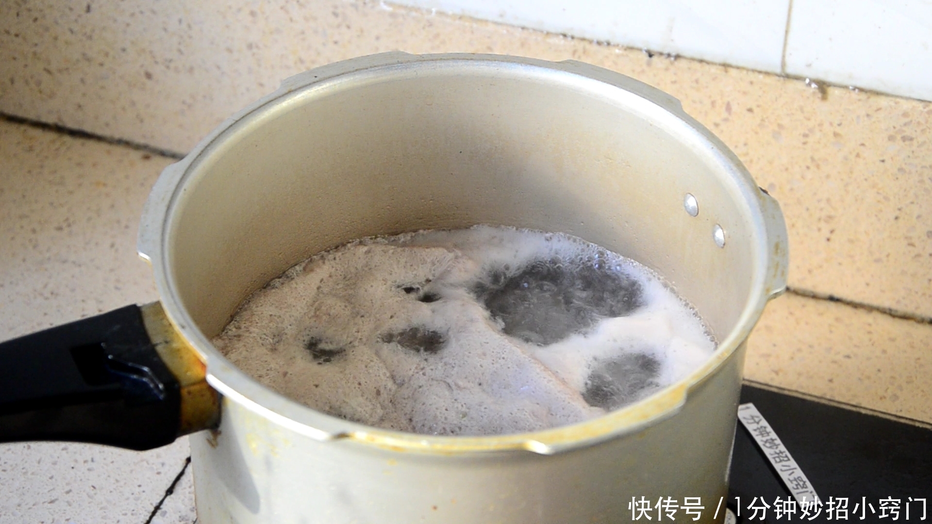  炖肉时上面的浮沫应该撇去吗？大多数人都做错了，看完提醒家人