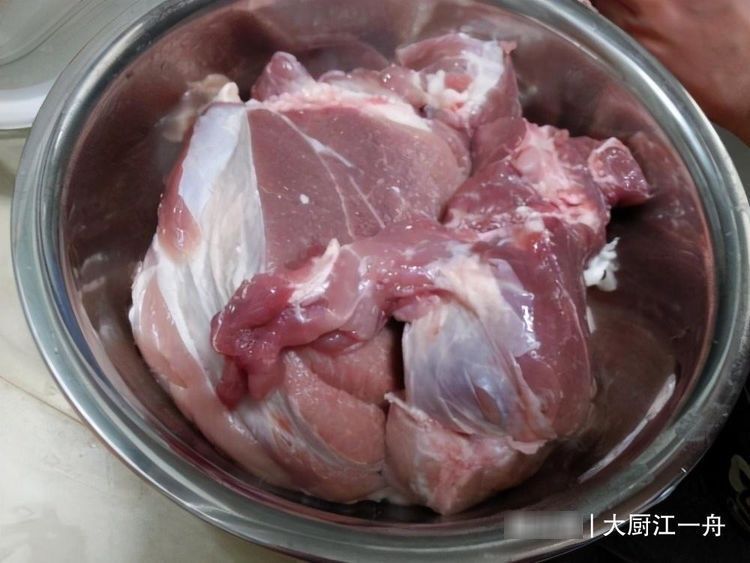  猪肉清洗有人用热水，有人用冷水大厨都不对，难怪猪肉不好吃