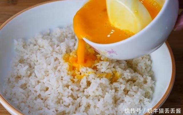 赶快|看看酒店大厨怎么做酱油炒饭的,这烹饪技术太厉害了,赶快收藏了