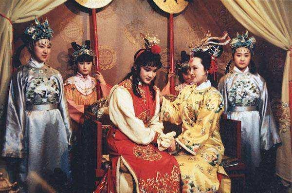 作弊|贾宝玉作诗犯难,宝钗、黛玉帮忙作弊,都是才女,但品性相差悬殊