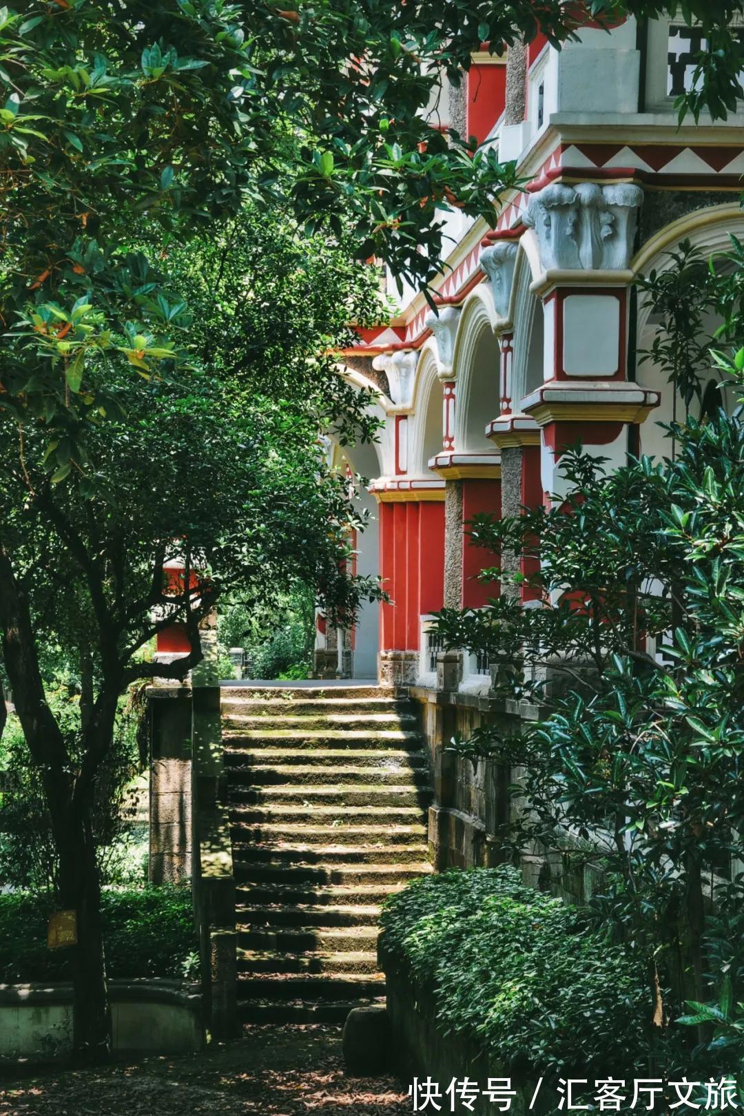 井盐|去年才通高铁，这座“十八线”国内小城，凭什么就火到了国外？