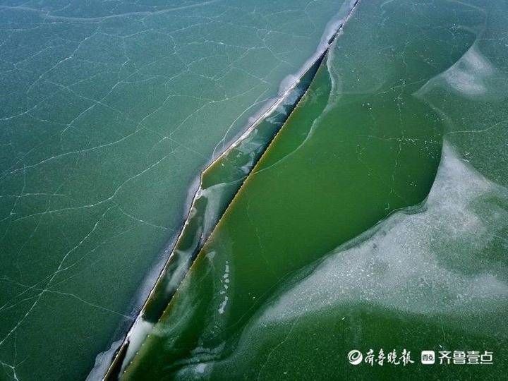 航拍济南华山湖彻底冰封，不就是一块有裂纹的美玉？