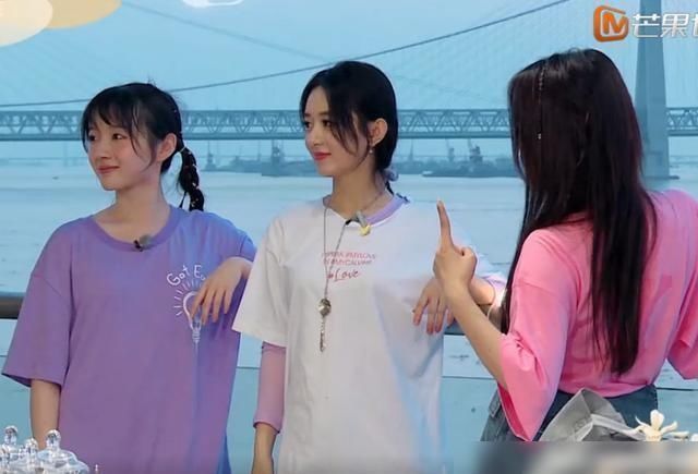 杨超越和赵丽颖合影,看到她们的造型后一个高贵,一个路人