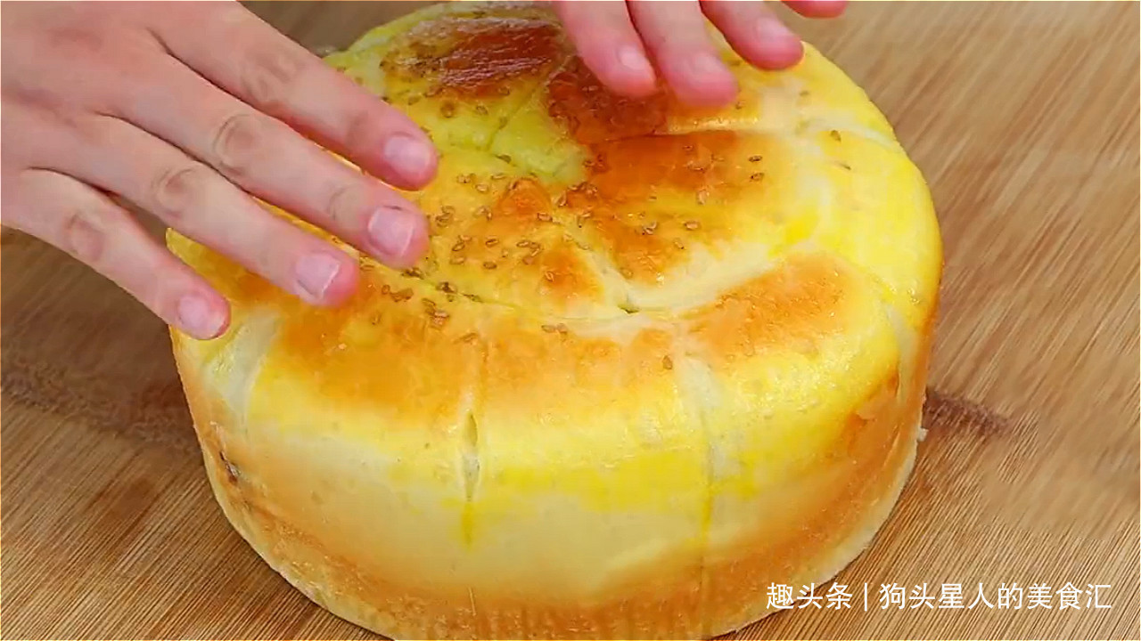 4个鸡蛋一碗面，教你不用烤箱蒸蛋糕，香甜又松软，做法简单易学