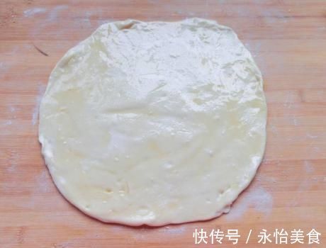 开水|烙饼想要柔软又多层?有人多抹油,有人用开水烫面,其实这都不对