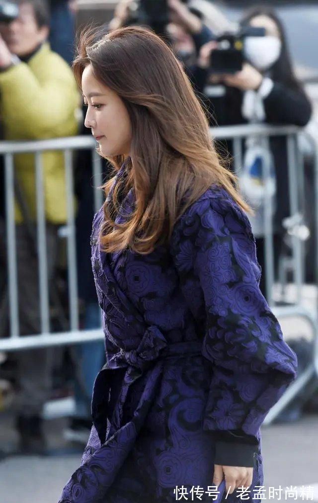 包包|这也太会穿了吧,深蓝魅惑大衣配细高跟,彰显高贵典雅的独特气质