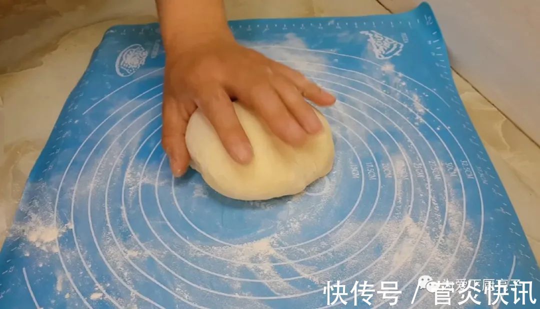 保鲜膜|在家自制烙饼做法，掌握佩服技巧，全家老少都爱吃，真的太好吃了