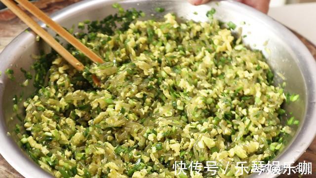 食用油|这个素锅贴我家一周吃三次，口感鲜香又酥脆，调好面糊才是关键